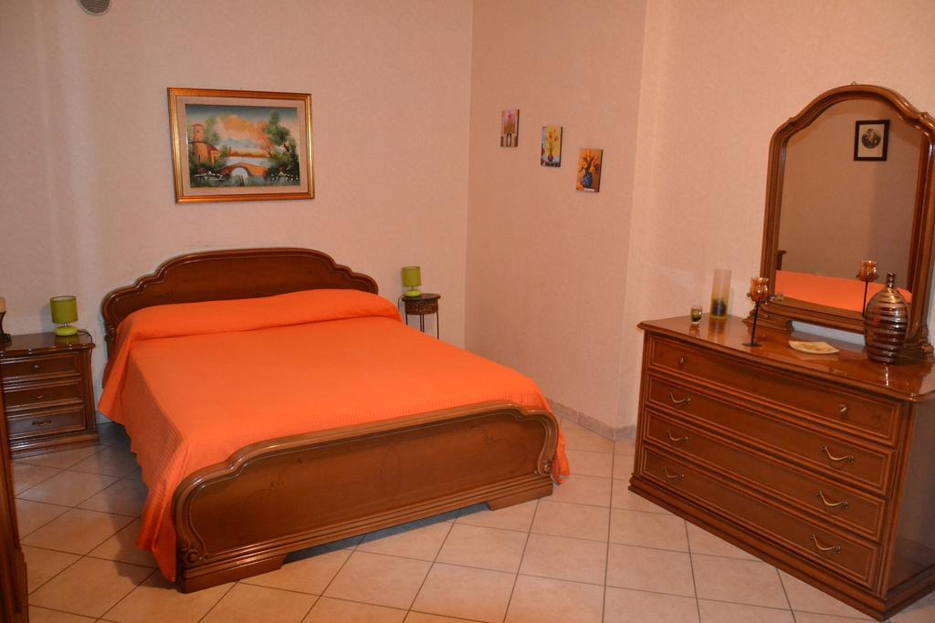Low Cost La Meridiana Zafferana Etnea Quarto foto